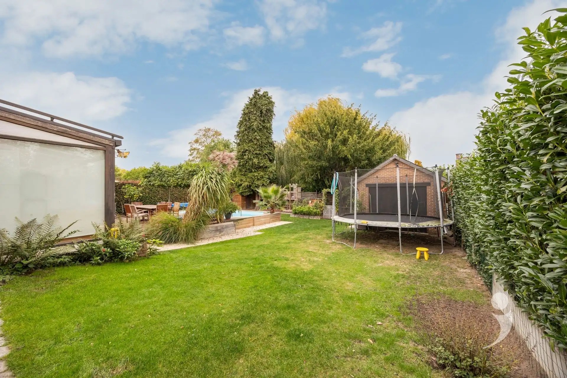 Gerenoveerde bungalow met zwembad in een rustige woonwijk foto 32