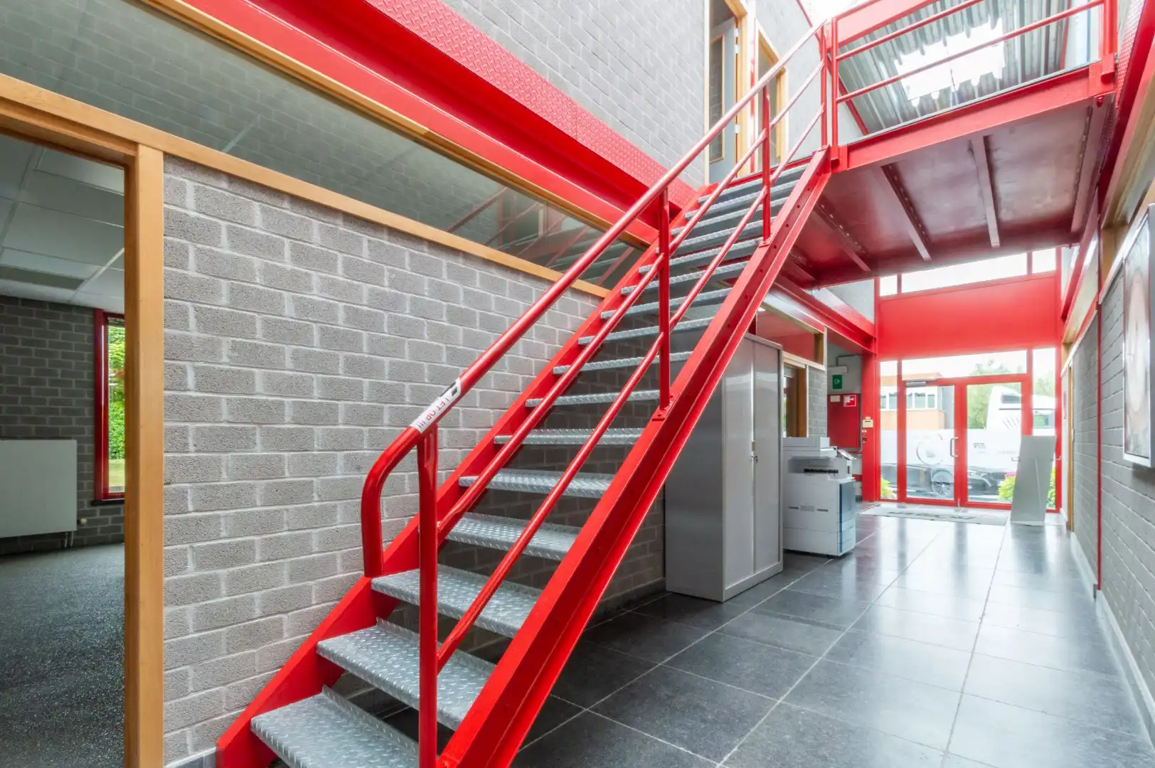 RUIM & COMM TOP GELEGEN INDUSTRIEEL GEBOUW ! foto 15