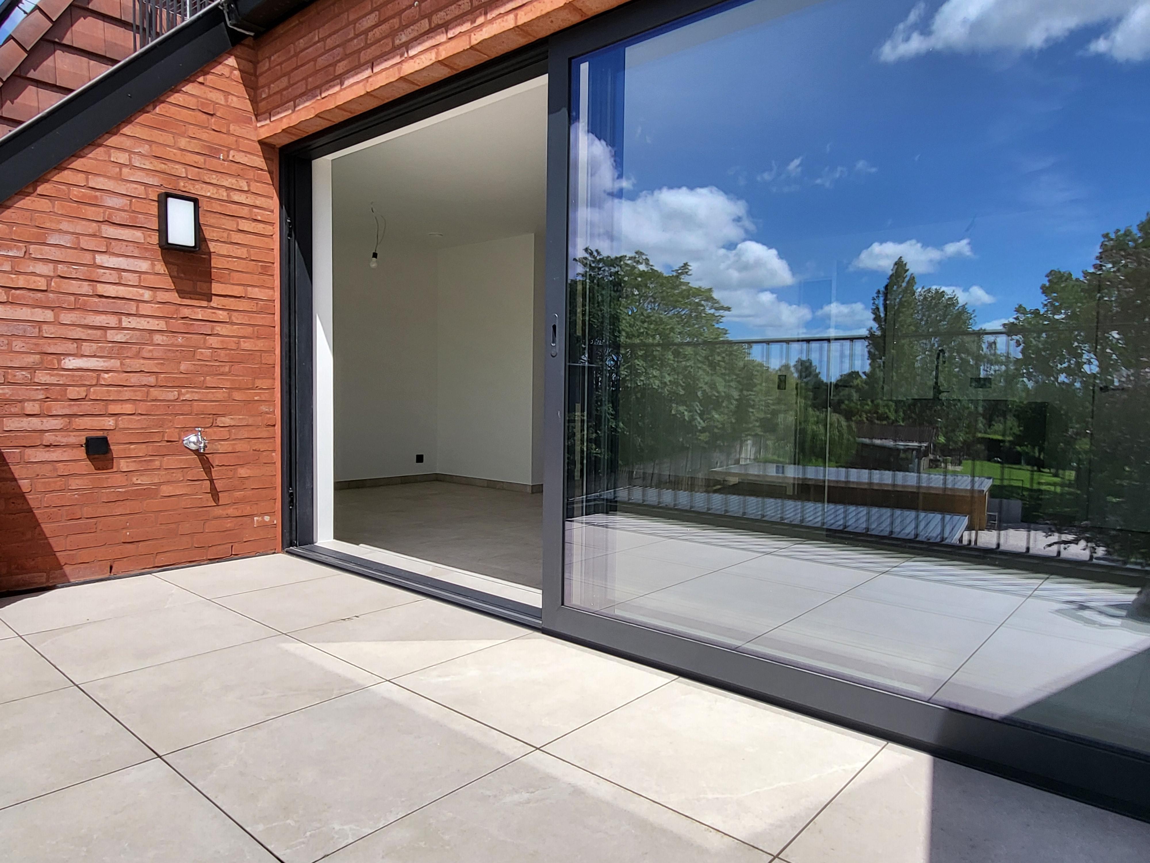 Prachtig nieuwbouwappartement gelegen op de 2de verdieping met terras, carport en berging.  foto 5