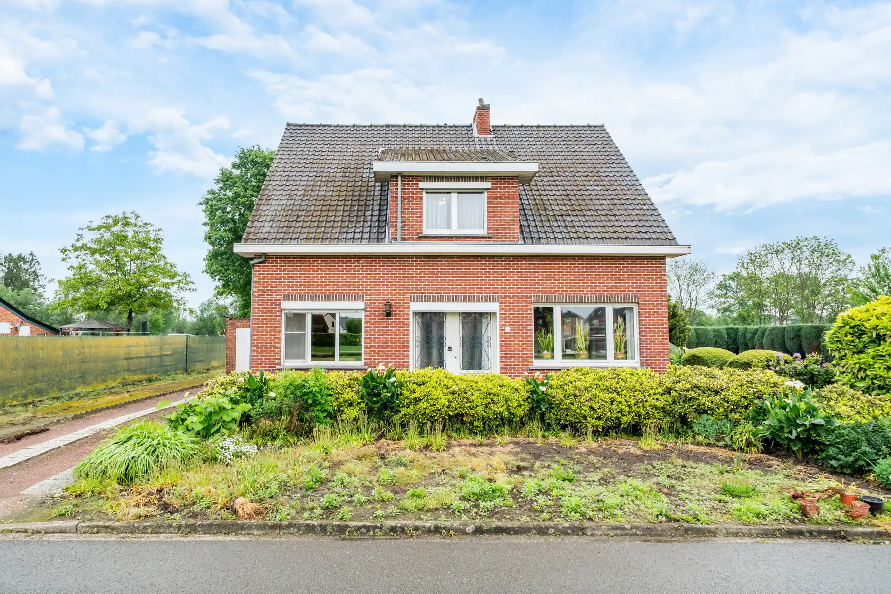 Hoofdfoto van de publicatie: Karaktervolle jaren ’60 gezinswoning met een uitzonderlijk breed perceel (37m) en eindeloos potentieel op een toplocatie in Geel!