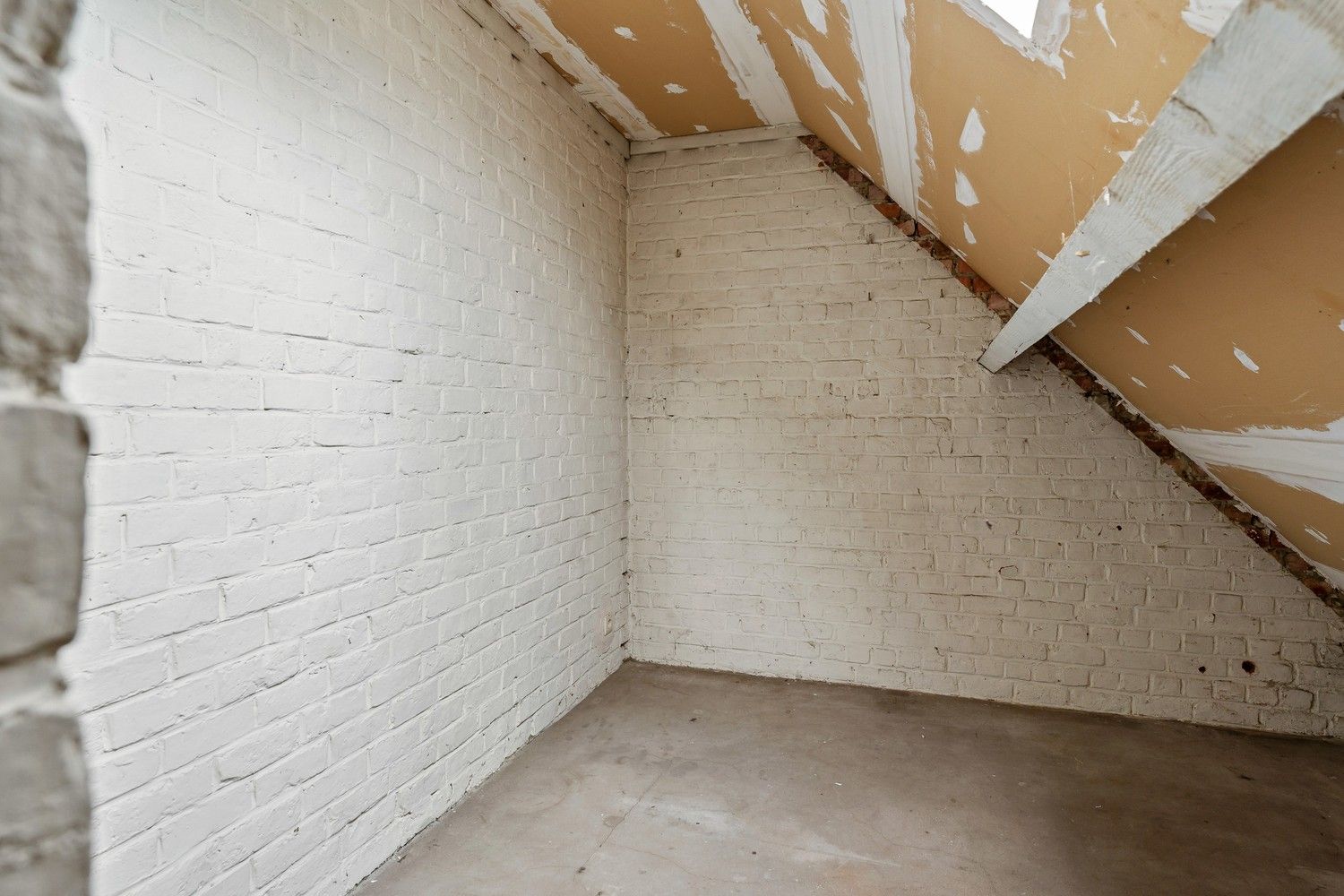 Deels gerenoveerde woning met 5 slpkrs en grote omheinde tuin foto 20
