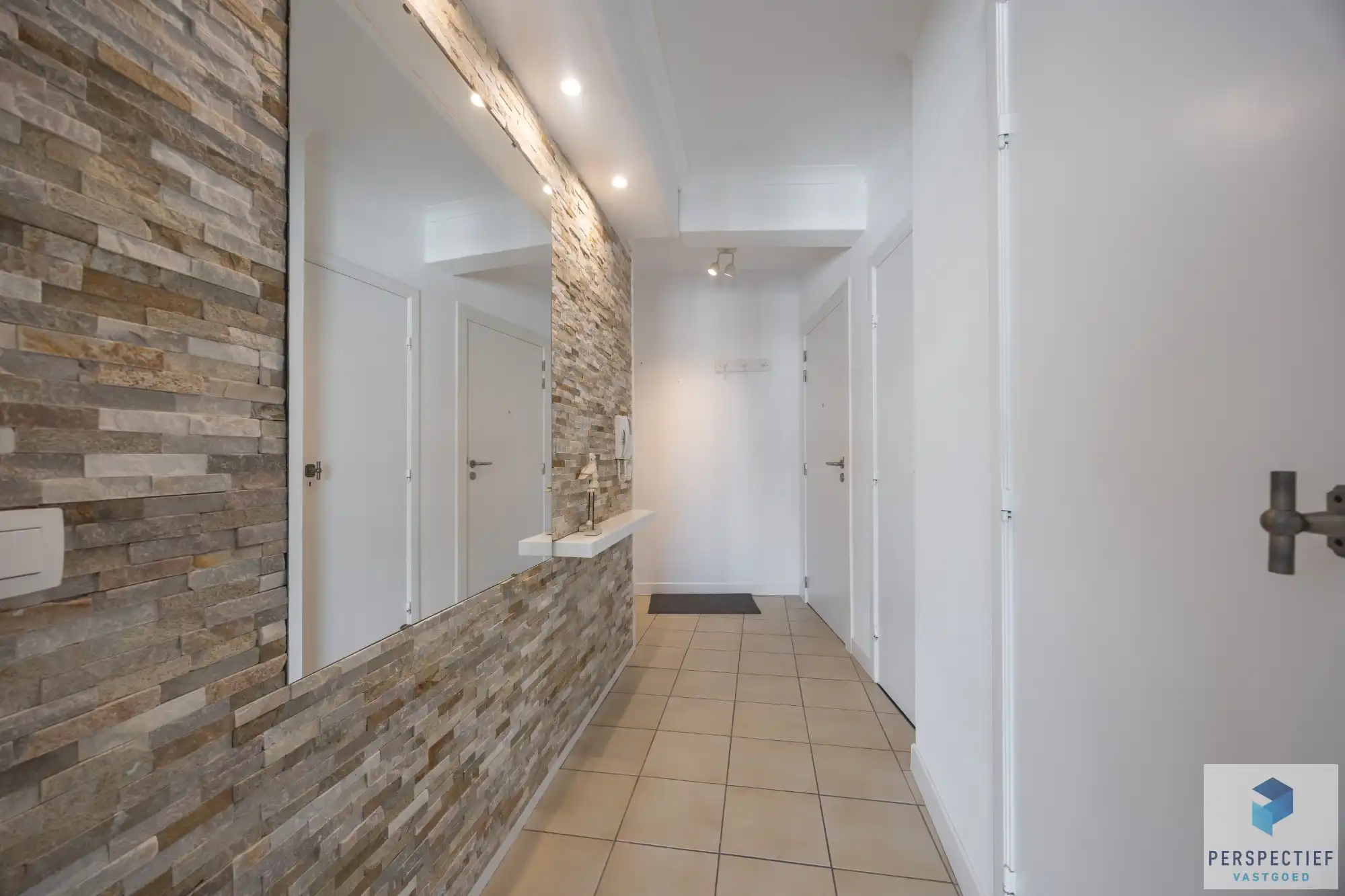 Goed gelegen ruim vernieuwd 2 slaapkamer appartement met terras en grote berging. foto 16