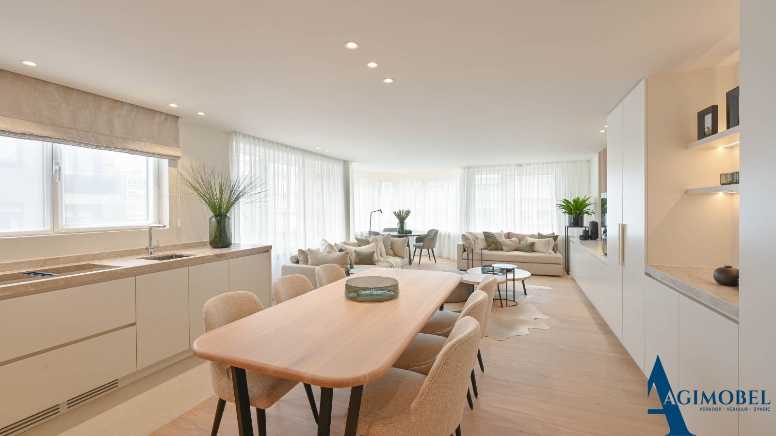 Stap binnen in dit  ultieme luxe- hoek appartement met 3 slaapkamers  en ervaar wonen op zijn best in hartje  Knokke. foto 6