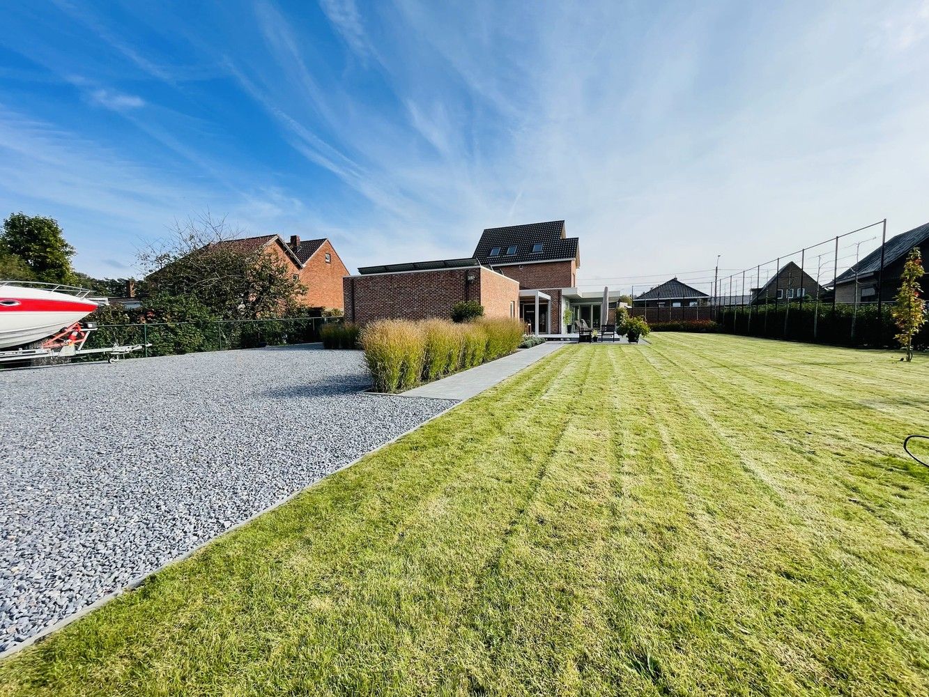 Hoogwaardig gerenoveerde woning met verzorgde tuin foto 4