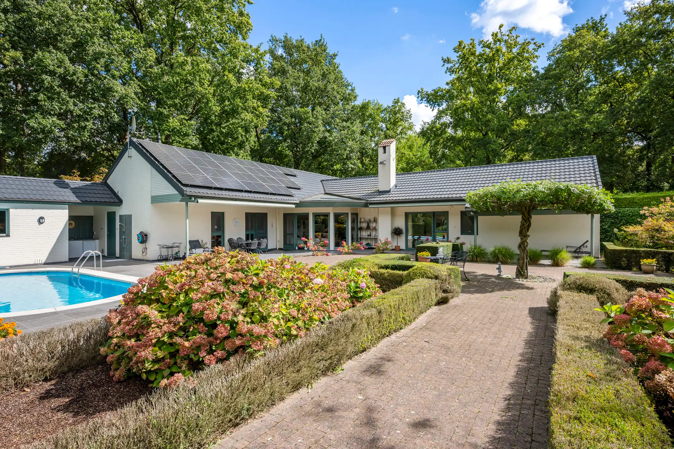Gelijkvloerse villa op ca. 3.660 m² met parktuin! foto 2