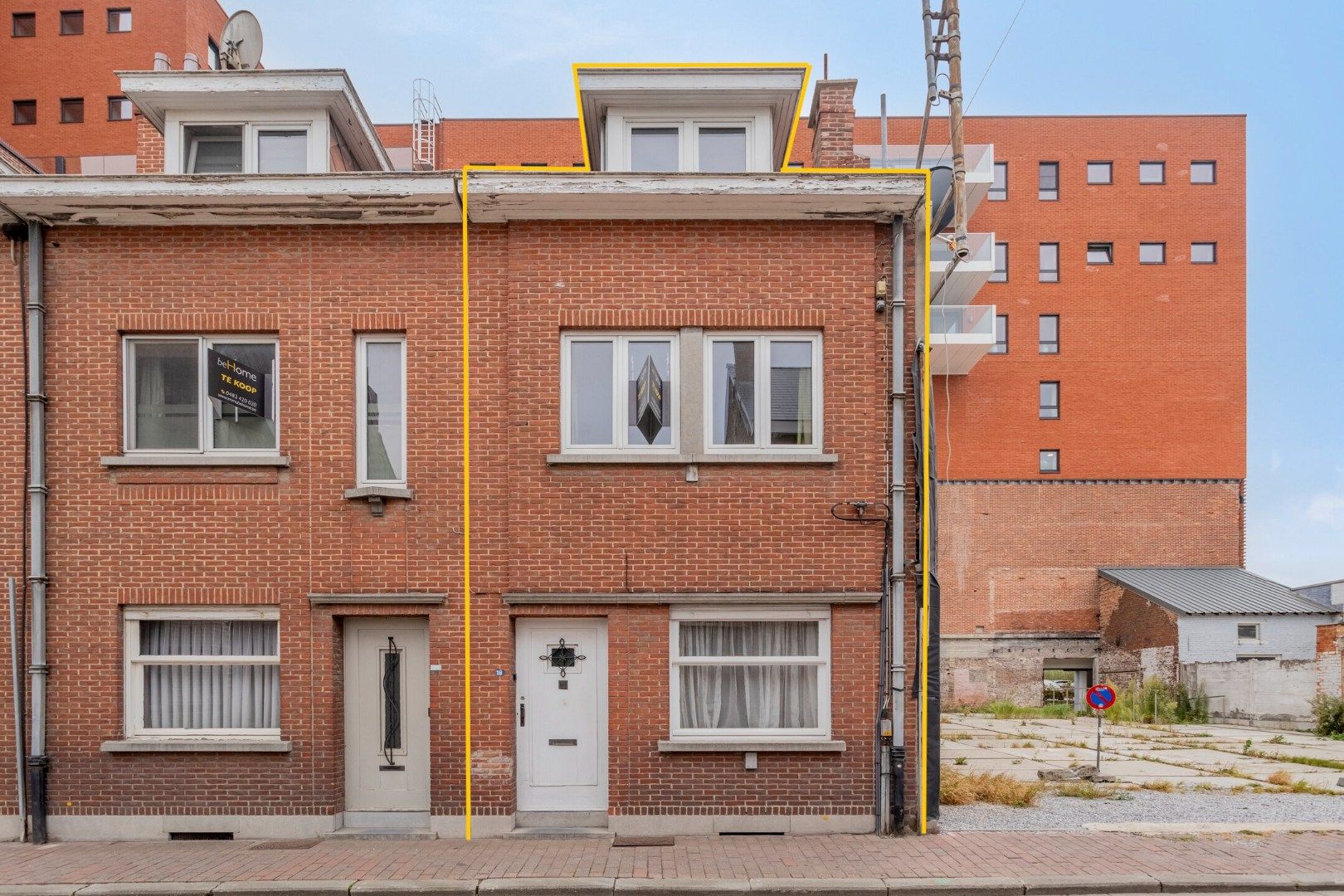 Op zoek naar een woning met veel potentieel, centraal gelegen in Merchtem? Welkom Home! foto {{pictureIndex}}