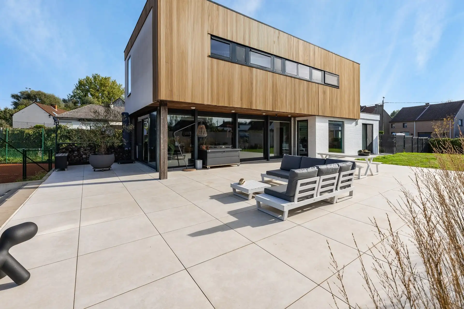 Exclusieve woning met 5 slaapkamers, tennisplein, poolhouse en ruime tuin foto {{pictureIndex}}
