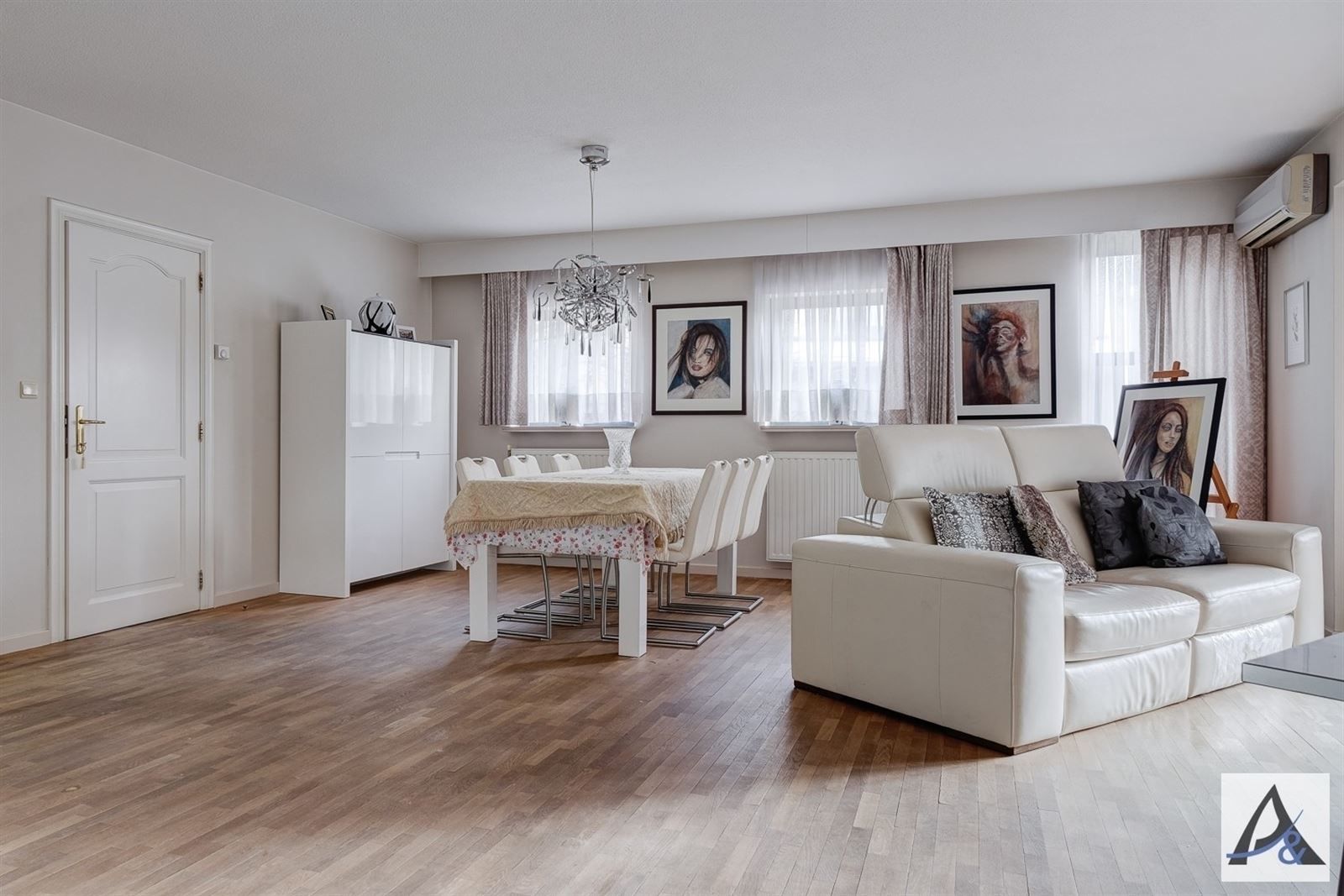 Ruim appartement met twee staanplaatsen in centrum Bilzen! foto 3