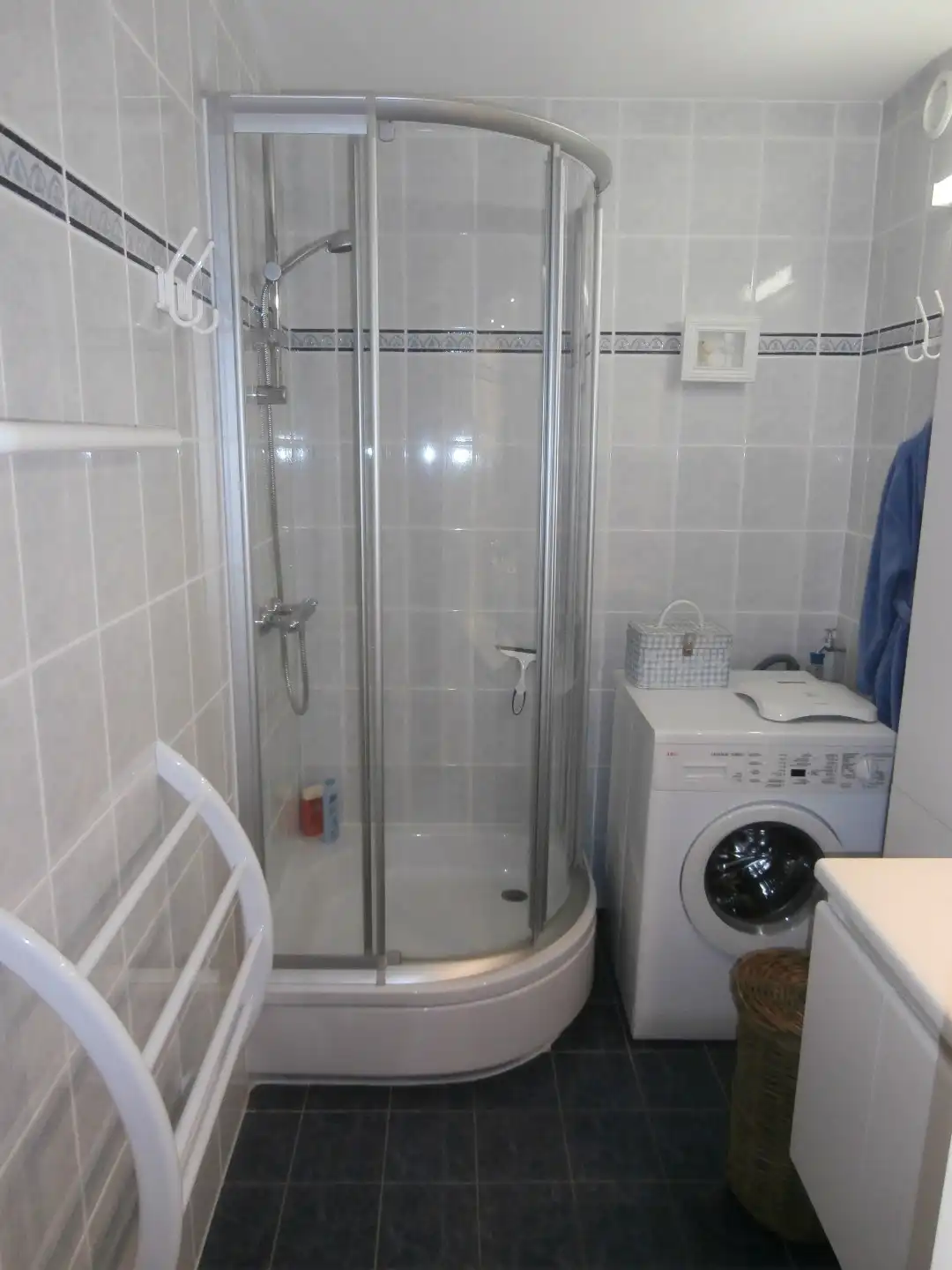 Modern gemeubeld 2 slaapkamerappartement met garage TE KOOP foto 5
