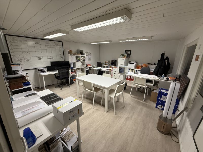 Ruim magazijn (550m²) met buitenruimte achteraan foto 6