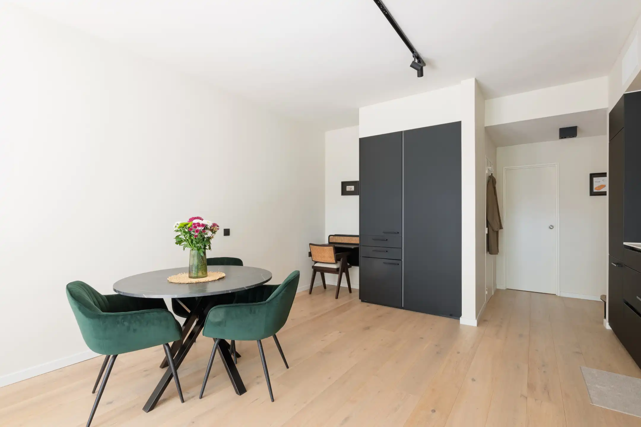 ANTWERPEN - Trendy appartement met zicht op het Theaterplein foto 6