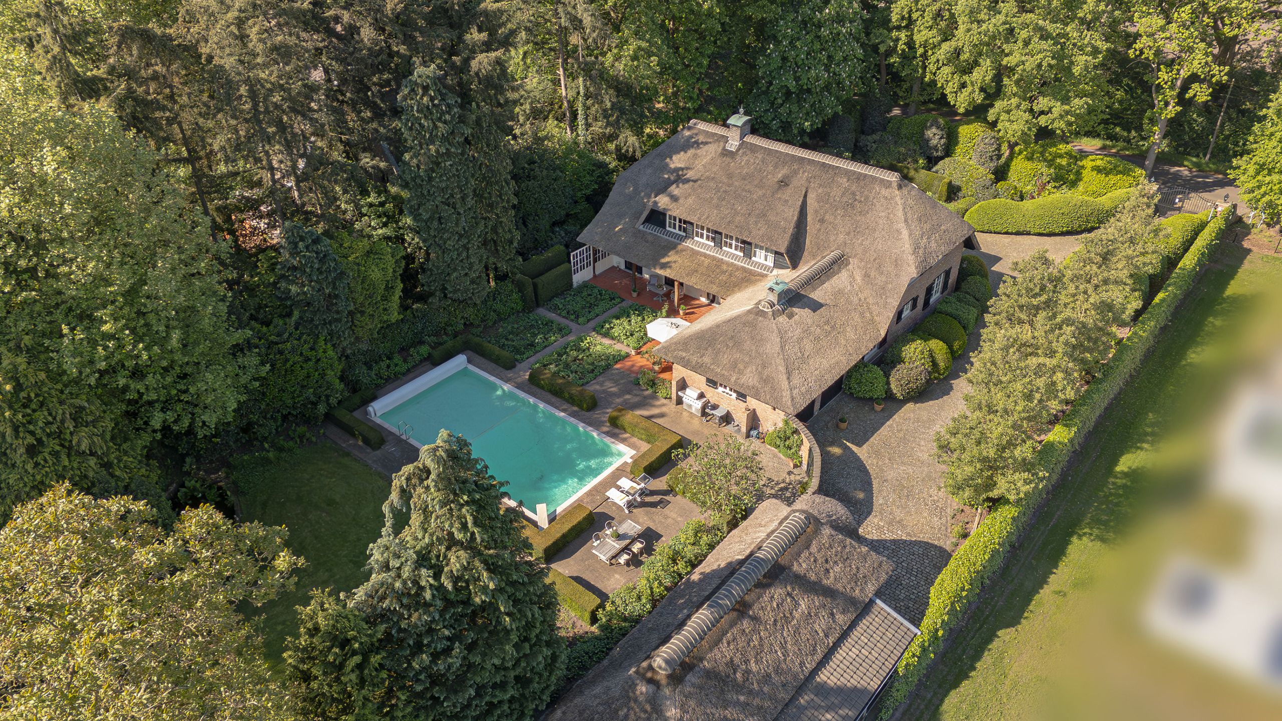 Een parel in een rustige, groene omgeving te Essen met 6 slaapkamers, buitenzwembad en sauna foto {{pictureIndex}}