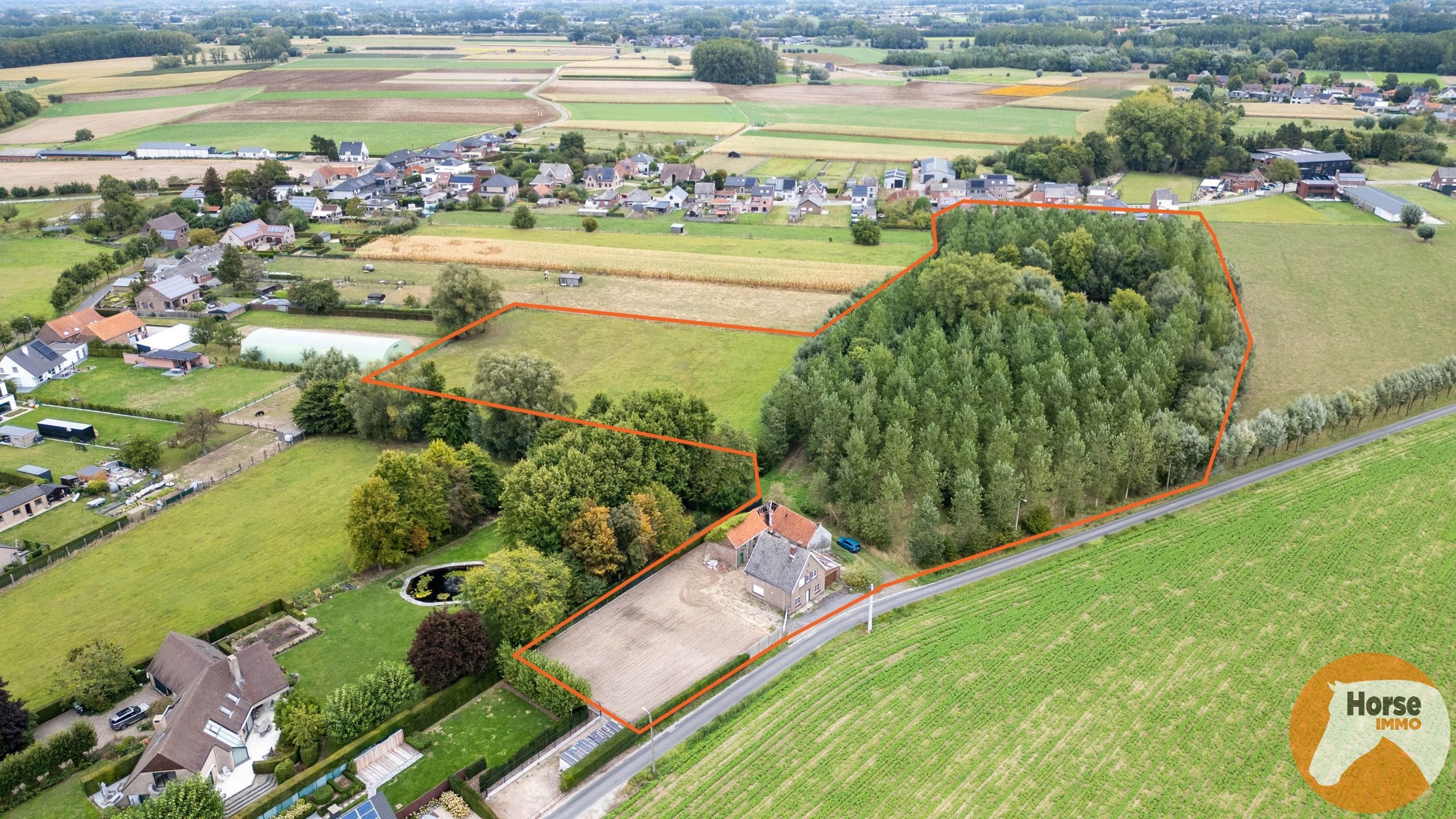 Hoofdfoto van de publicatie: OOSTERZELE - Landelijk gelegen woning met stallen, weides 