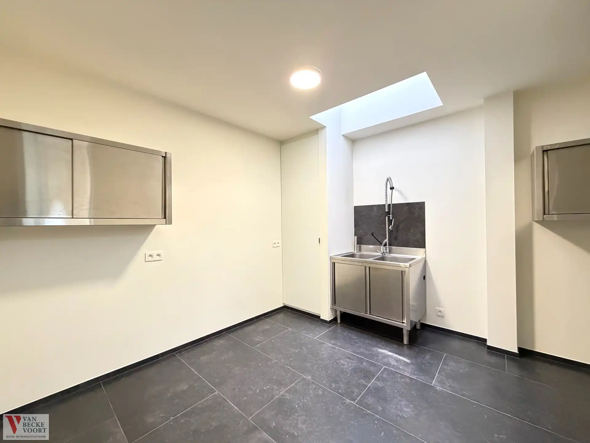 Handelsgelijkvloers 53 m² + kelder 58 m² foto 5