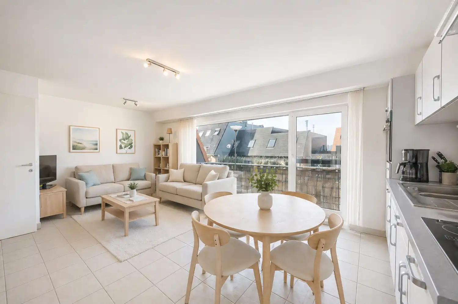 Instapklaar recent duplex appartement vlakbij centrum Bredene Duinen foto {{pictureIndex}}