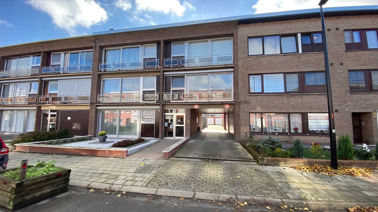 Deze individuele garagebox is gelegen in een garagecomplex acheraan een appartementsgebouw. foto {{pictureIndex}}