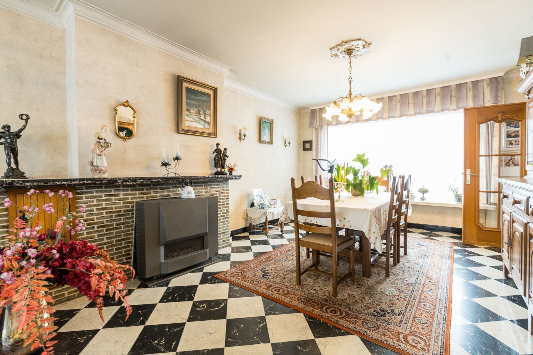 Halfopen gezinswoning met licht, structuur en potentieel foto 9