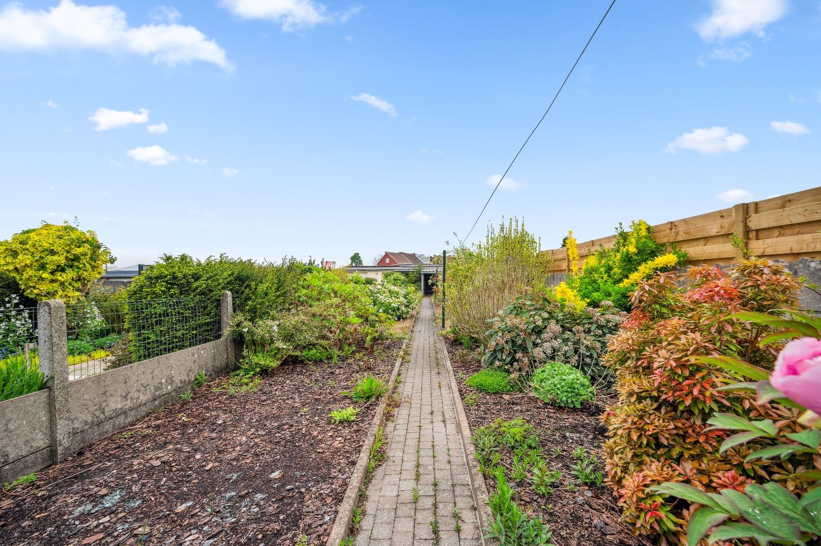 Gezinswoning met grote garage en grote tuin. foto 16