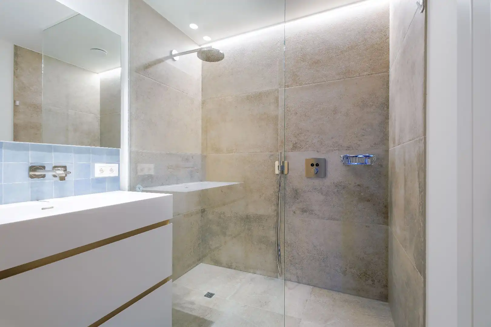 Prachtig recent en bemeubeld duplex dakappartement op de Zeedijk foto 13