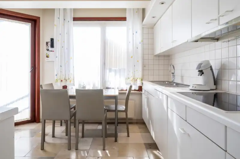 --- NIEUW --- Gunstig gelegen lichtrijk appartement met 2 slaapkamers + garagebox. foto 5
