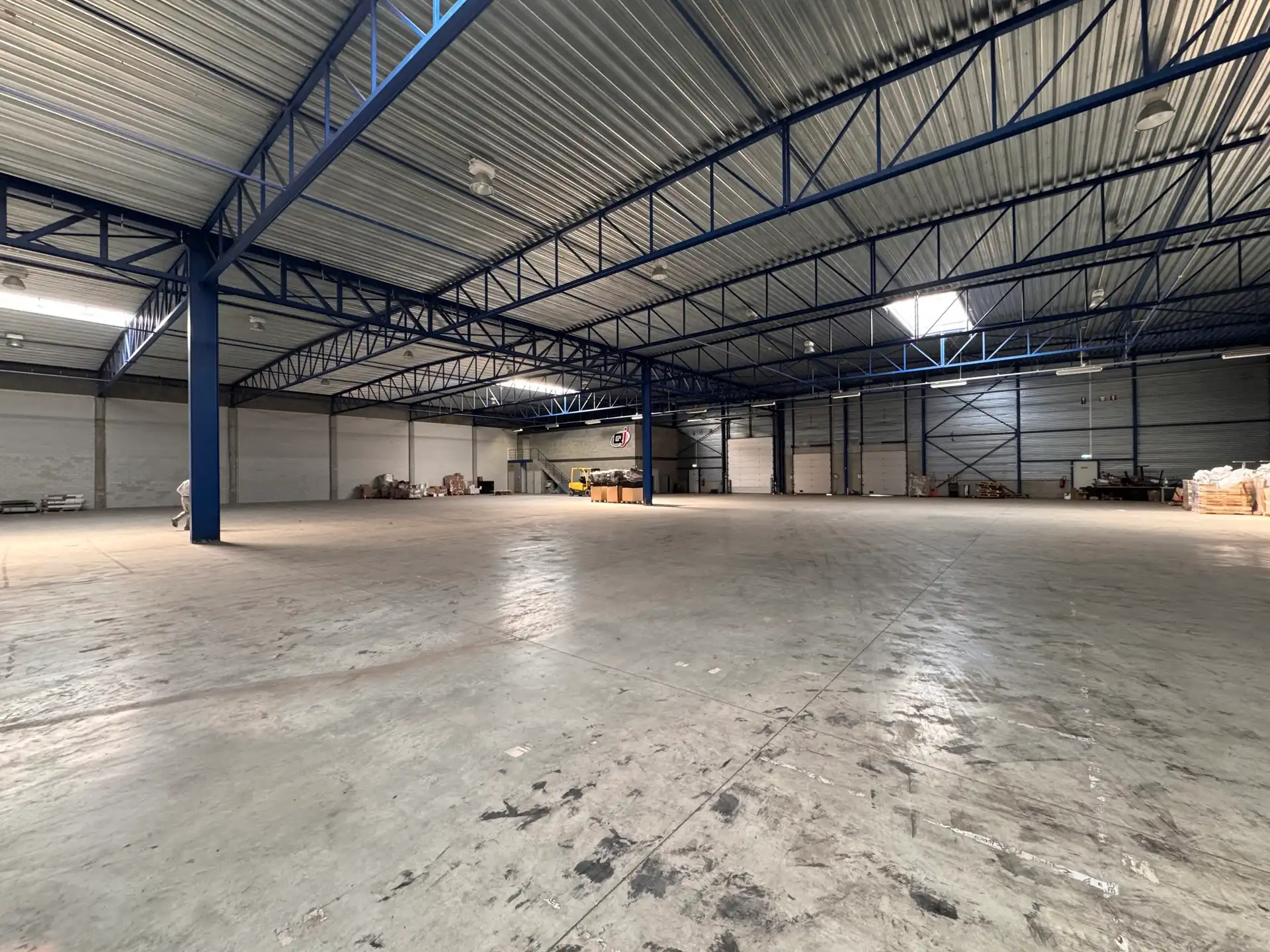 Magazijn (± 2.600 m²) met kantoor en laadkades te huur foto 3