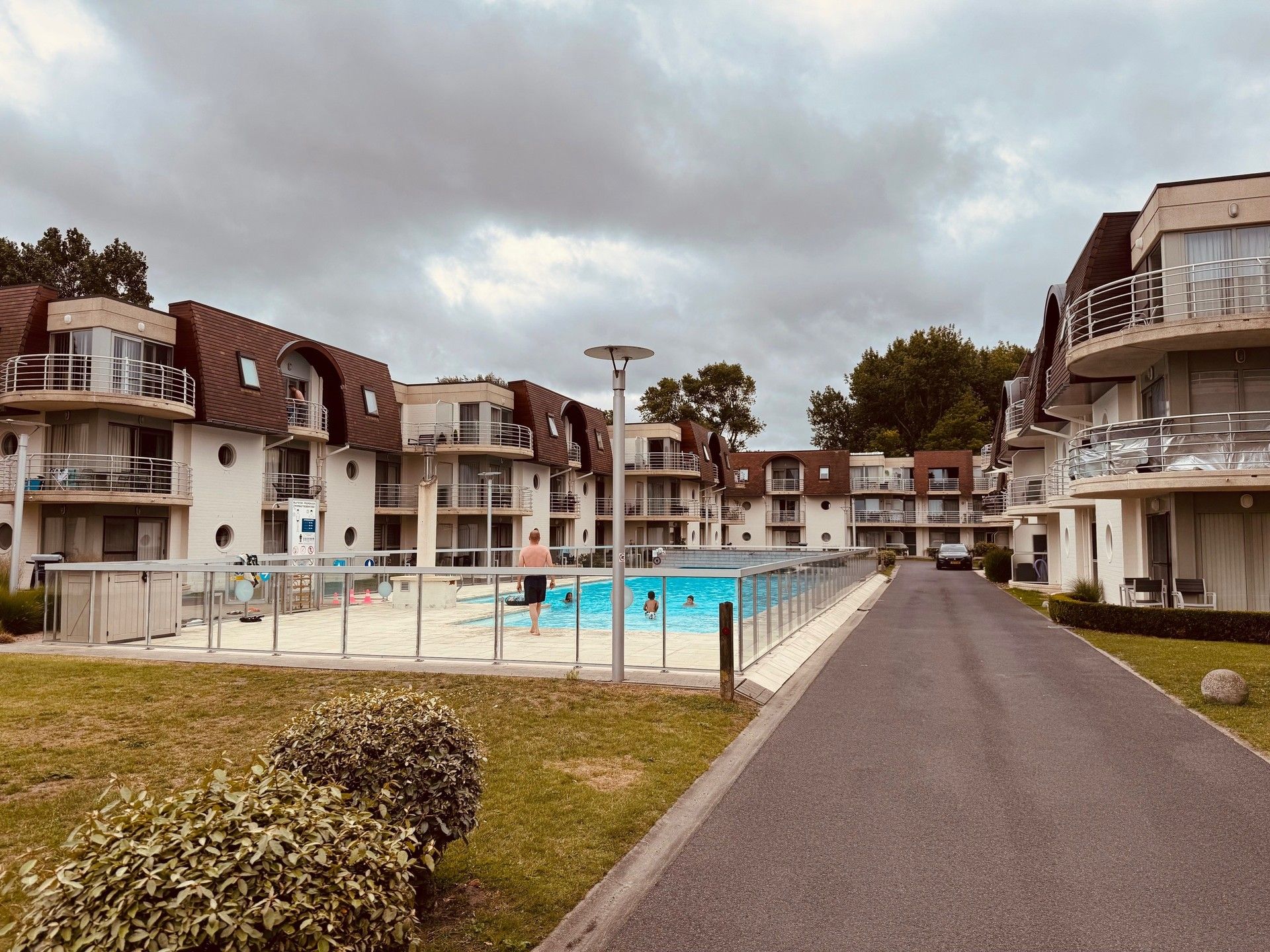 leuke studio te koop in de Blutsyde Promenade te Bredene. bestaat uit: inkom, luchtige woonkamer, terras, open ingerichte keuken, badkamer met bad en toilet. Er is een openlucht zwembad in het domein. Mogelijkheid tot aankoop van een parking . (prijs: 18.000 euro). foto 8