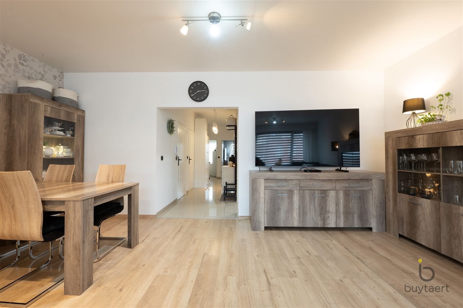 Gerenoveerd drie slaapkamer appartement te Hoboken. foto {{pictureIndex}}