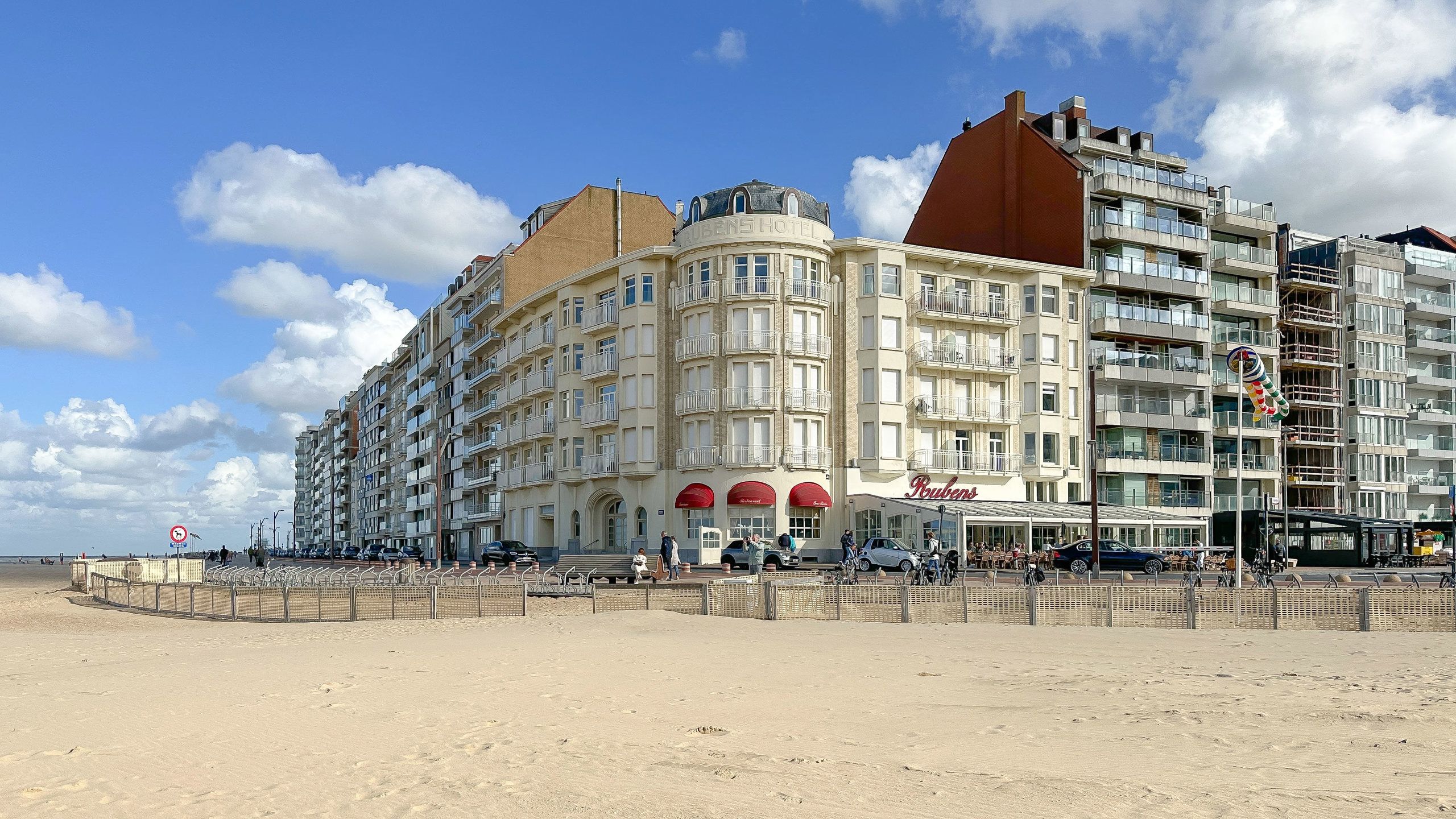 Appartement op ZEEDIJK Albertstrand, aan het Rubensplein... foto 1