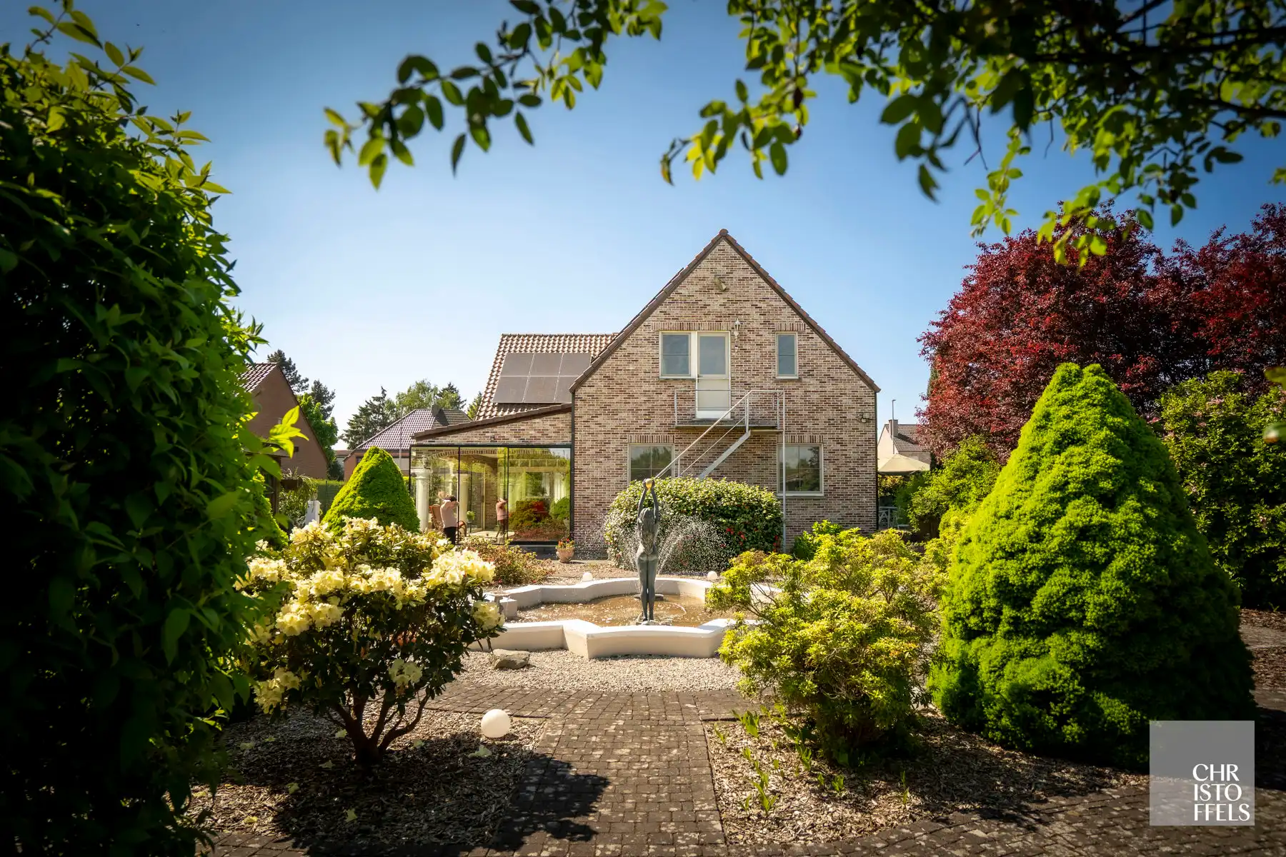 Zeer ruime woning met twee studio's op een perceel van 1950 m²! foto {{pictureIndex}}