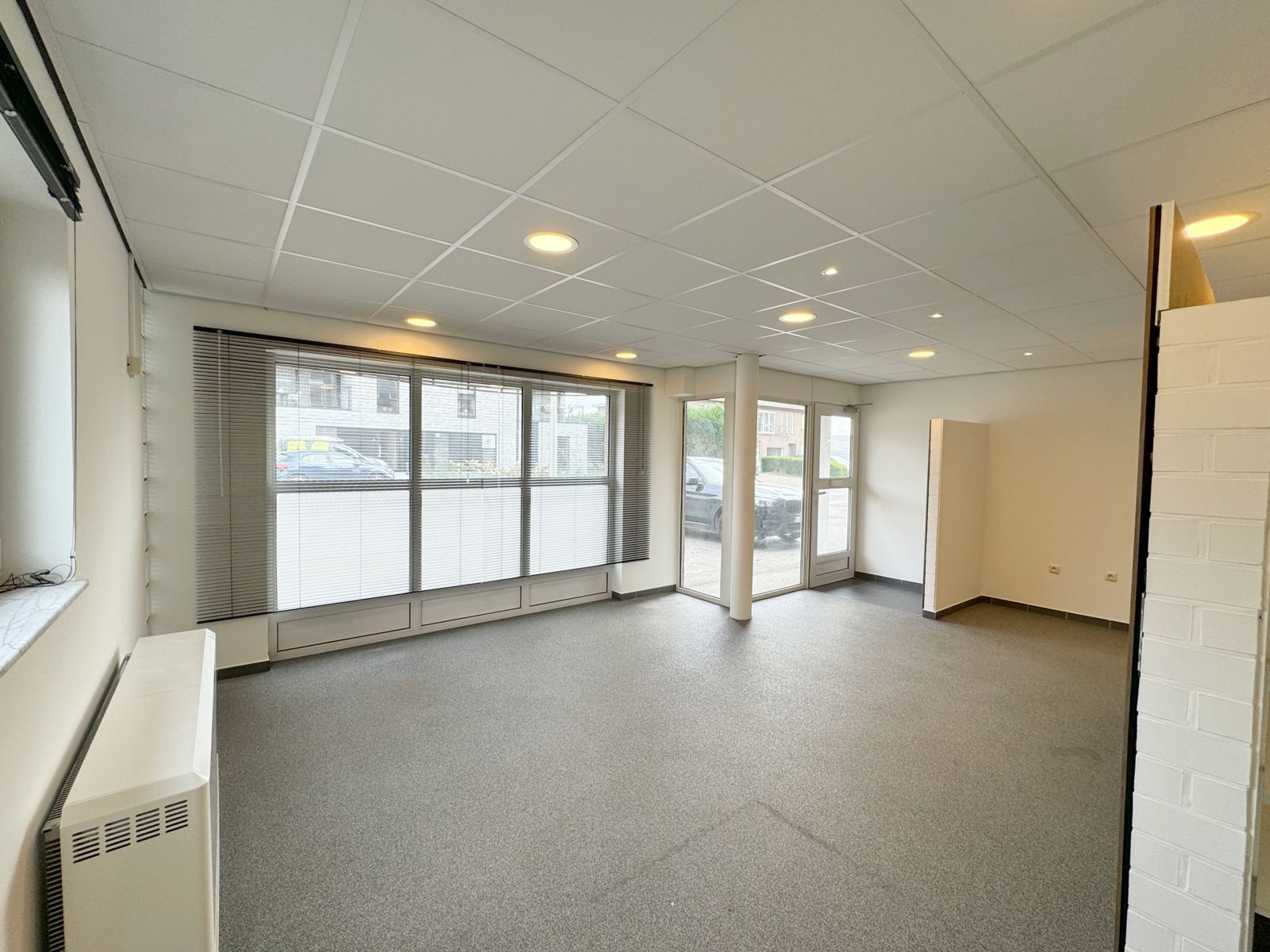 TE HUUR: GELIJKVLOERSE HANDELSRUIMTE / KANTOOR VAN CA. 40M2 MET KELDERBERGING TE GENK (BOKSBERG) foto 7