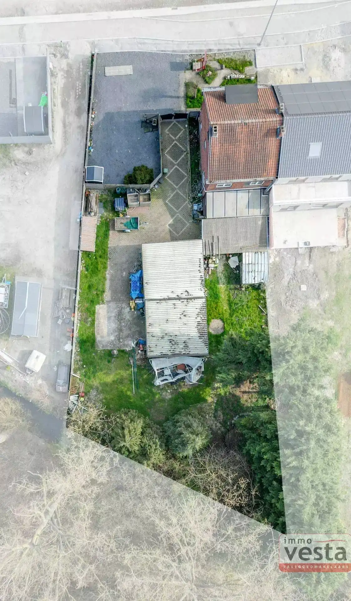 Ruime, op te knappen woning aan de stadsrand foto 4