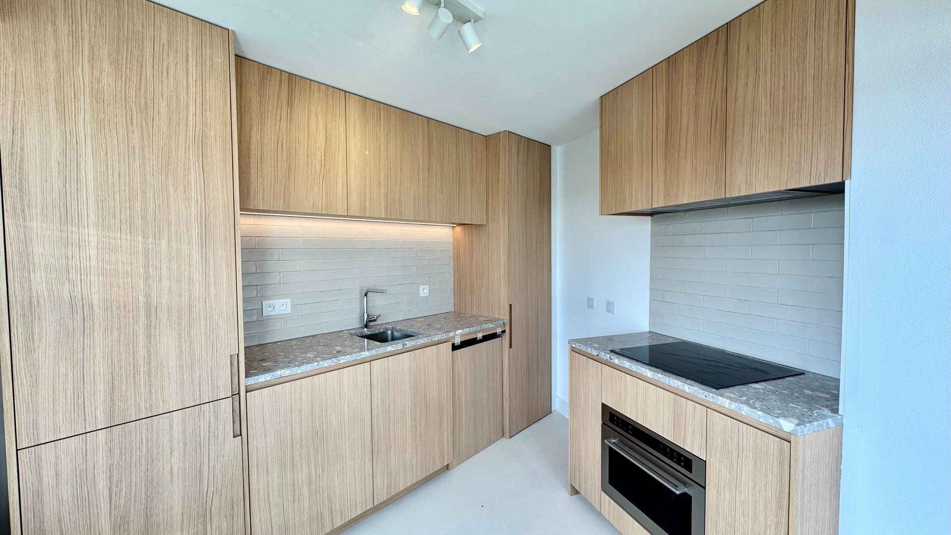 Gerenoveerd hoekappartement met 2 volwaardige slaapkamers, vlakbij het centrum van Knokke. foto 4