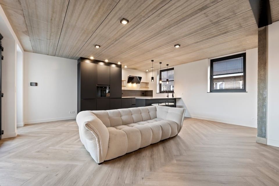 PRACHTIG GERENOVEERD APPARTEMENT MET GARAGE TE HUUR MIDDENIN HET CENTRUM VAN SINT-TRUIDEN foto {{pictureIndex}}