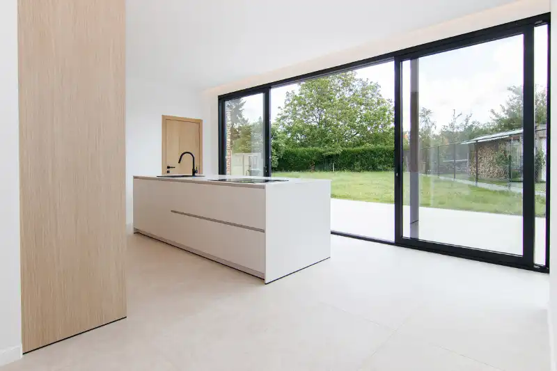 Zeer ruime, totaal gerenoveerde halfopen bebouwing in een rustige, doodlopende straat op centrale locatie! foto 11