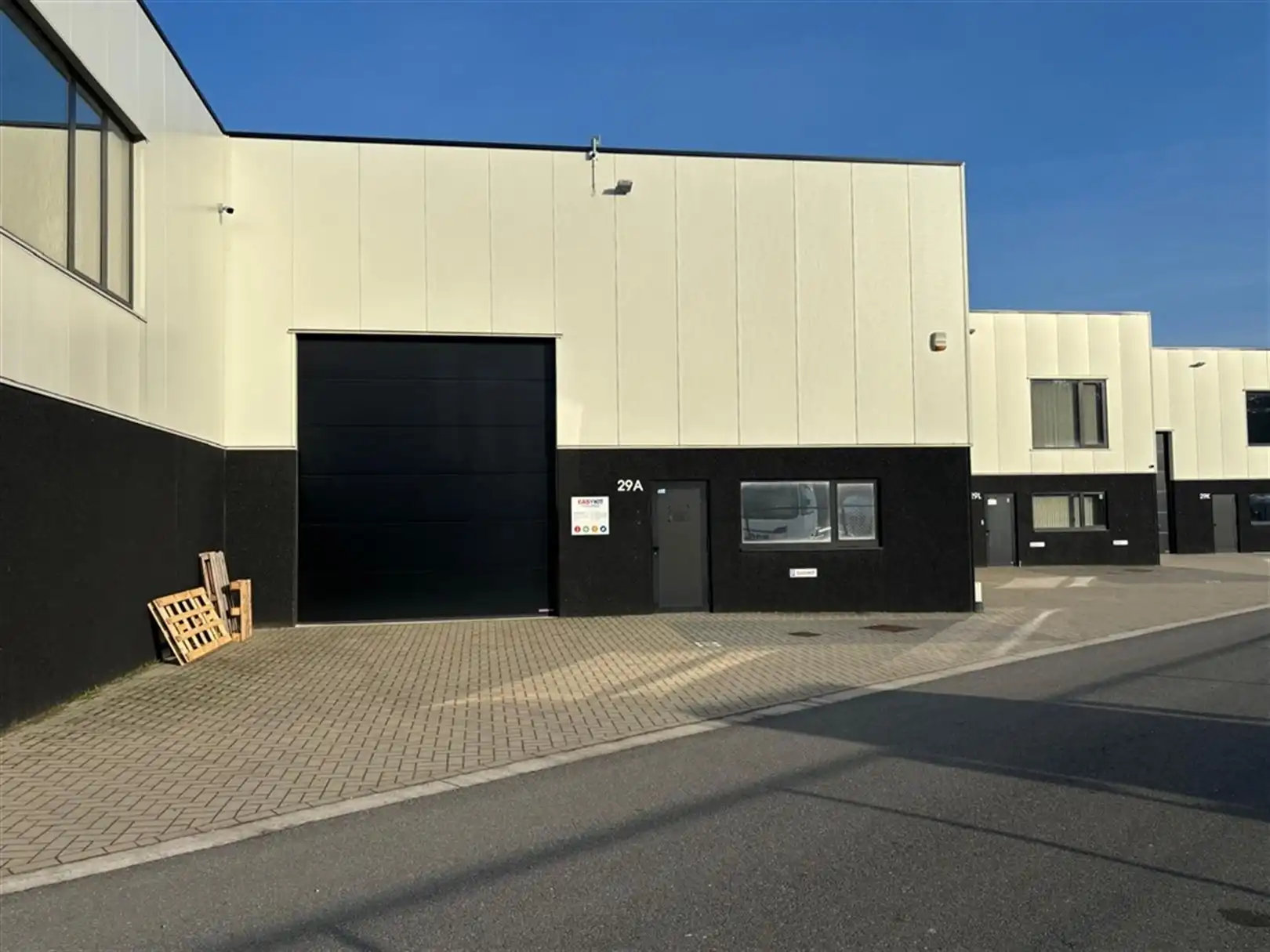 Te Huur Showroom + Magazijn foto 3