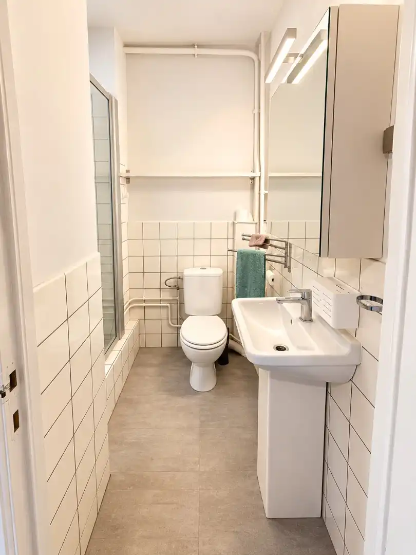 Ruime woning met vijf slaapkamers, grote garage en onderhoudsvriendelijke tuin foto 17
