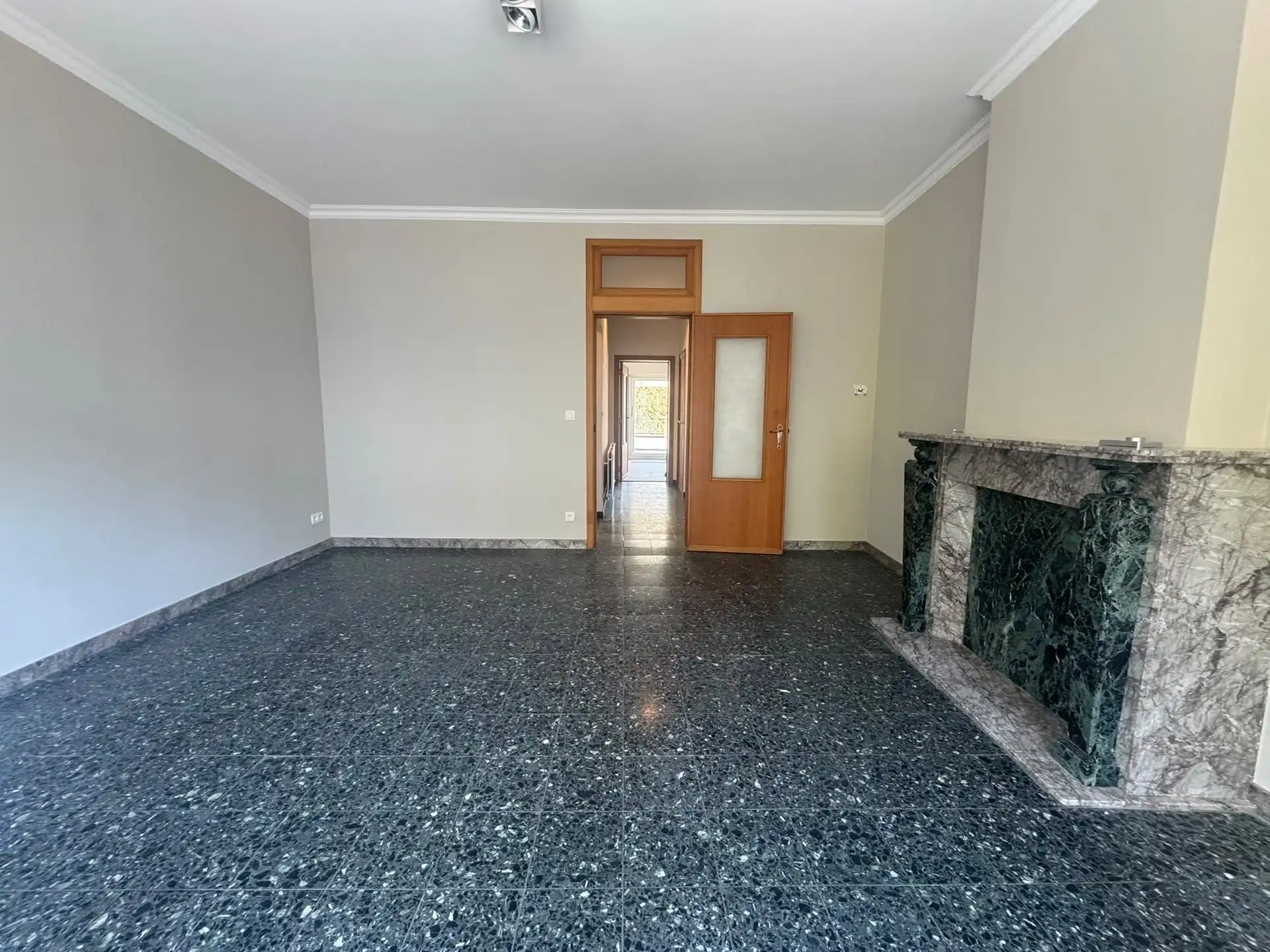 Prachtig gerenoveerde woning op toplocatie aan het Keizersplein in Aalst foto 4