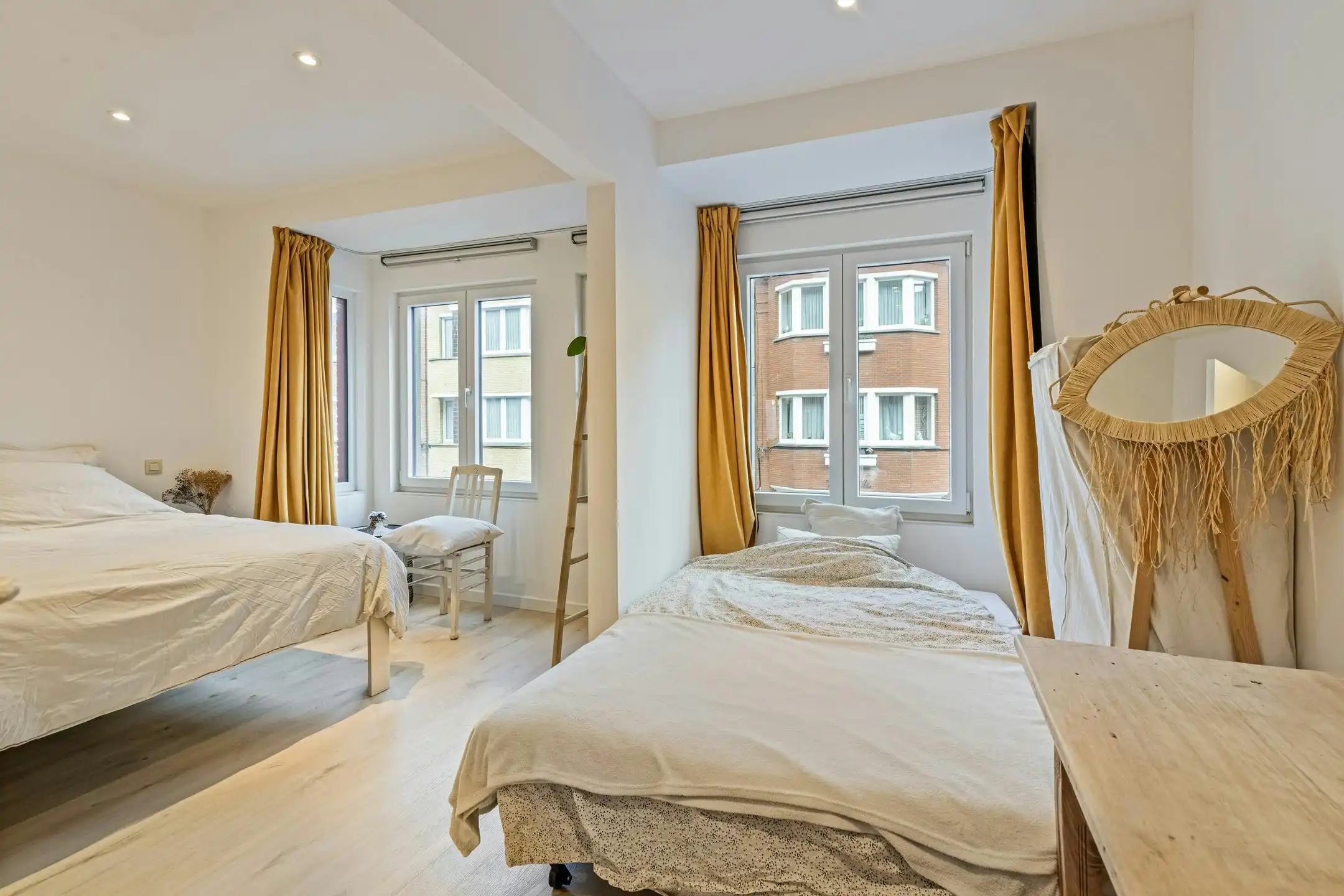 Instapklaar 2 slaapkamer appartement te koop in Heist foto 6