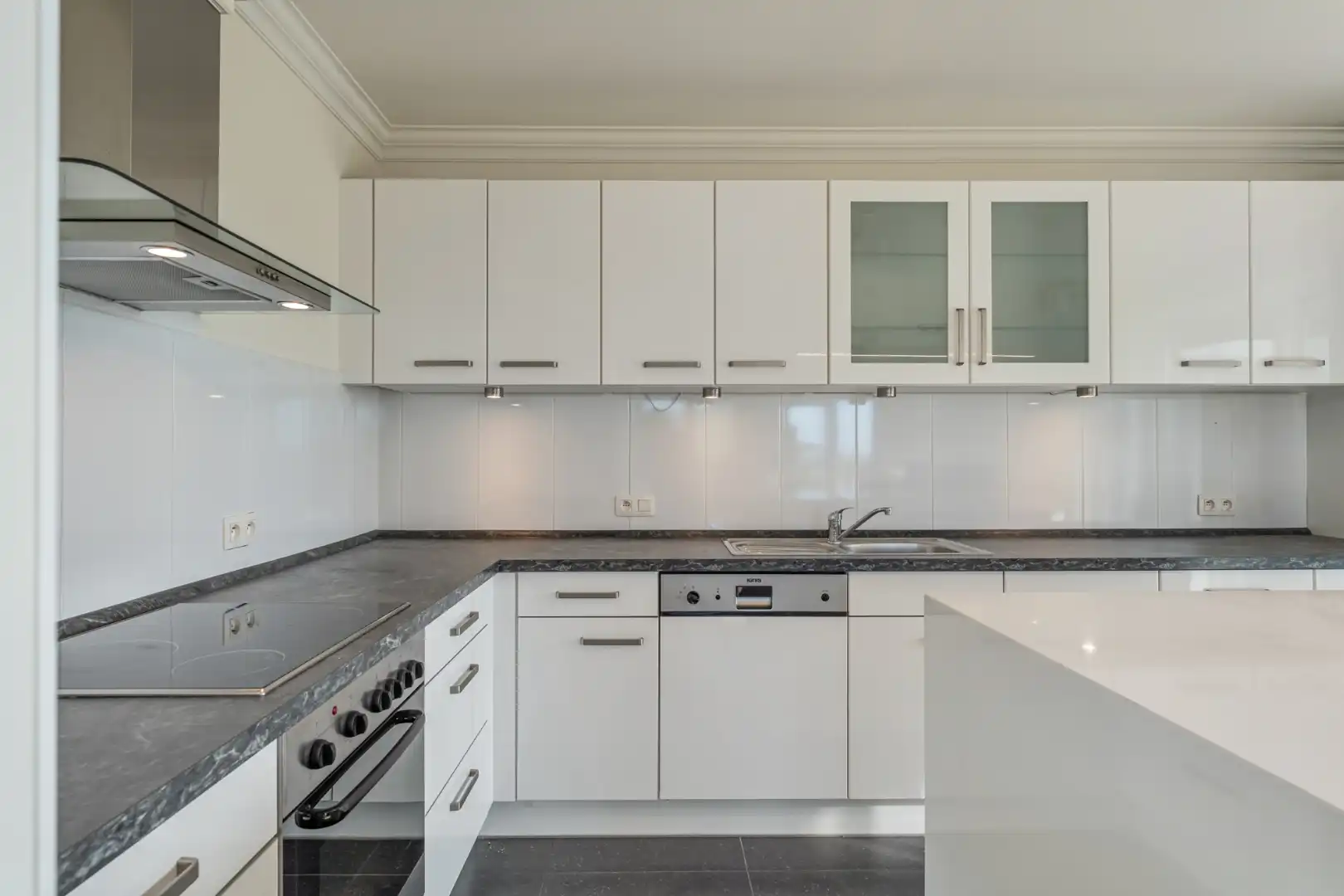 Exclusief penthouse met ruim terras, 2 slpk, extra brede autostaanplaats, centrum Houthalen foto 14