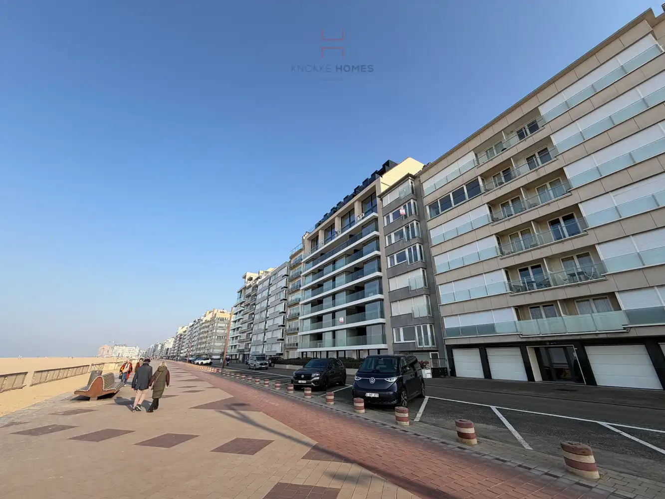 Ruim vier-slaapkamerappartement met prachtig frontaal zeezicht foto {{pictureIndex}}