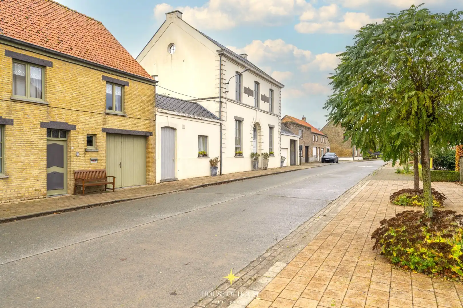 Exceptionele eigendom: Oude Gemeenteschool met directeurswoning , 3 appartementen en studio – zonder renovatieverplichting & mogelijkheid vakantieverhuur foto 2