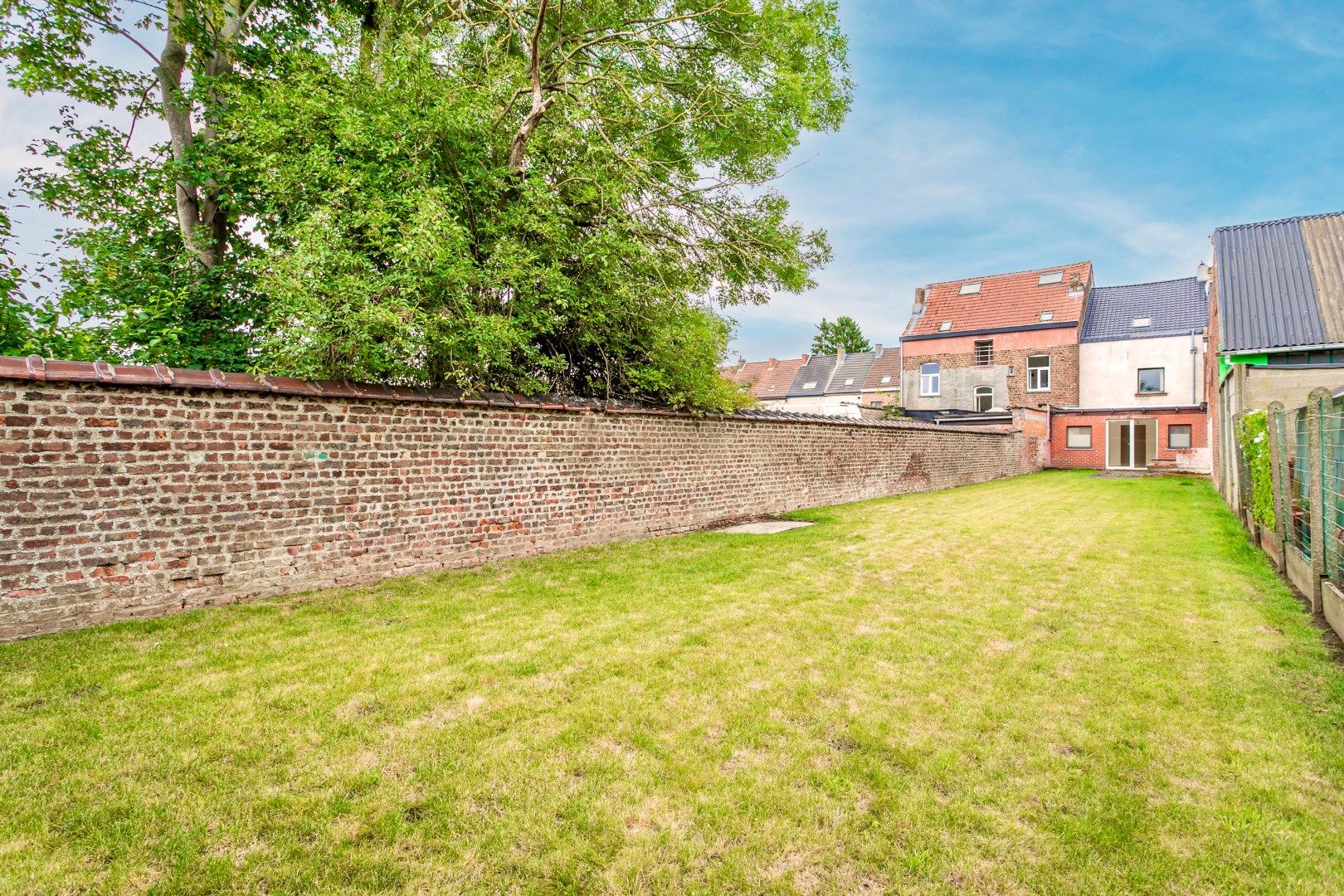 Te renoveren woning met veel potentieel foto 13