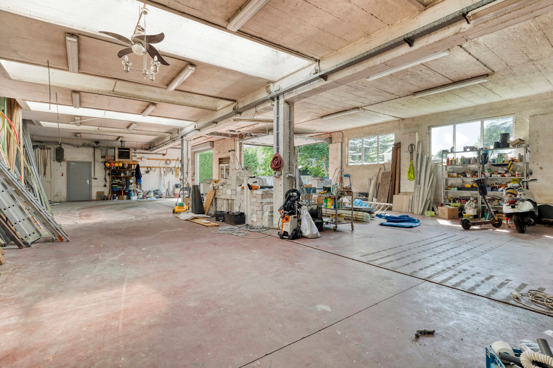 Magazijn met burelen, buitenruimte en bouwopties voorzijde. foto 3