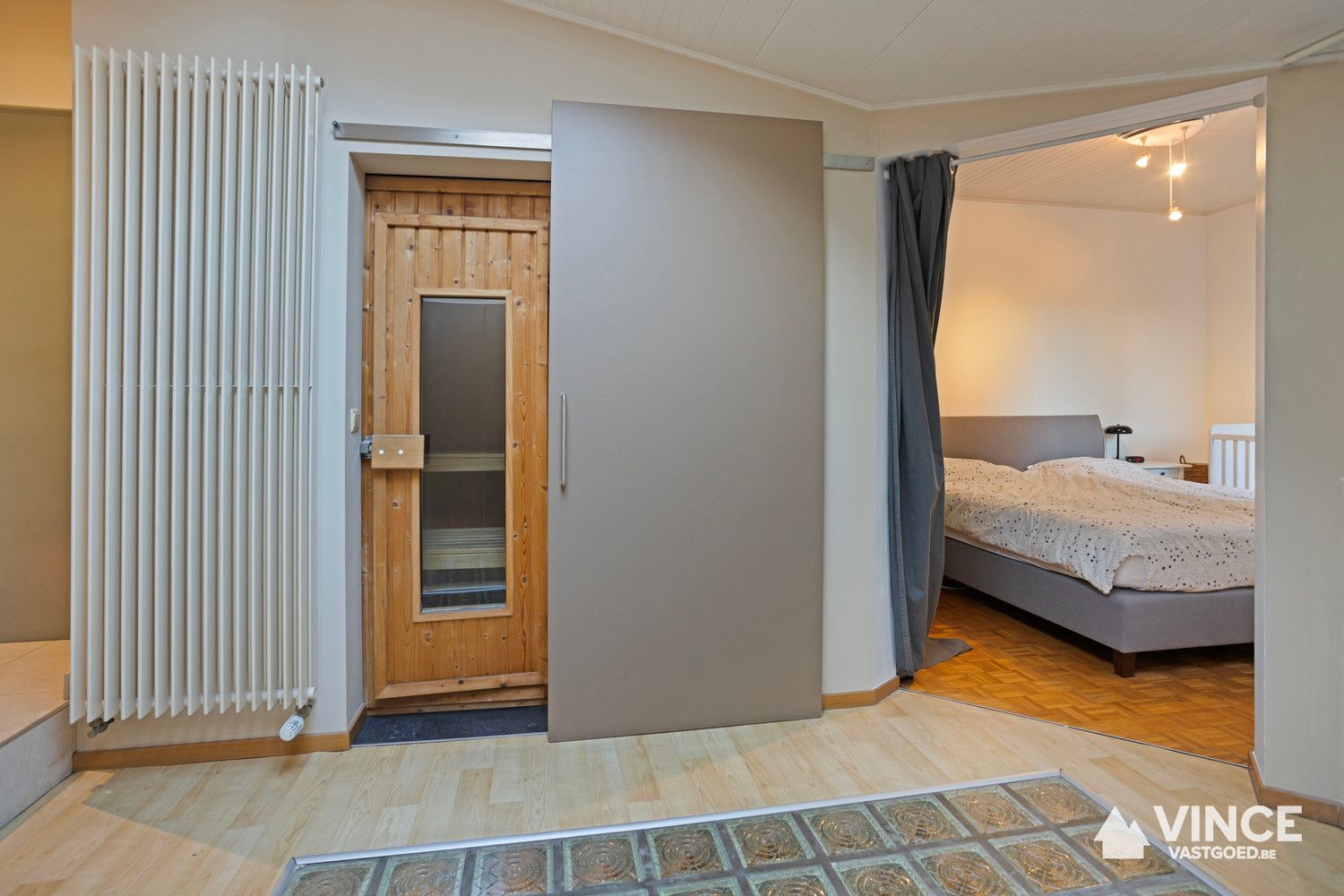 Prachtig huis met indrukwekkende elementen, ruime indeling en leuke tuin foto 24