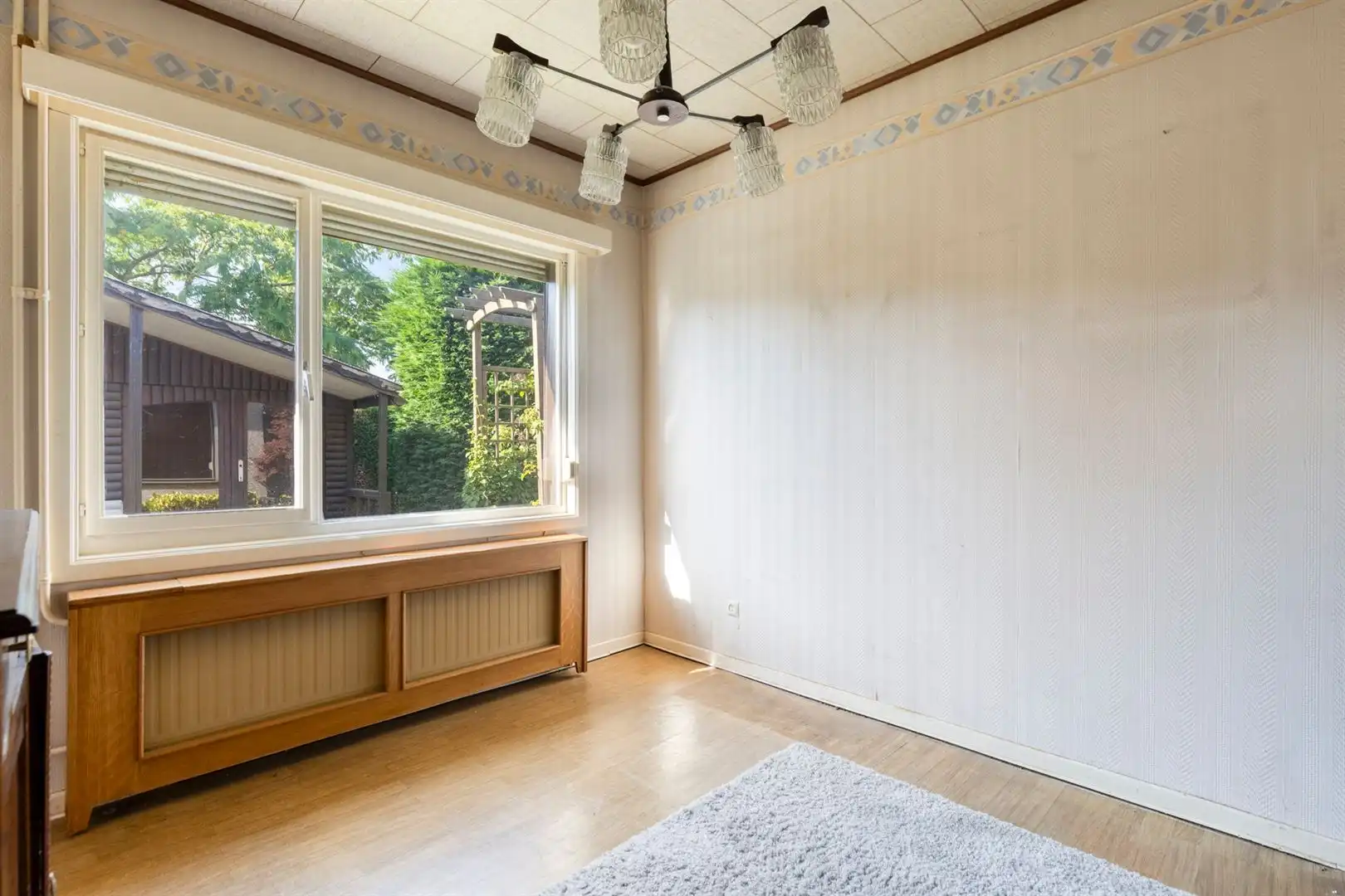 Huis met prachtige tuin in een woonwijk in doodlopende straat foto 18