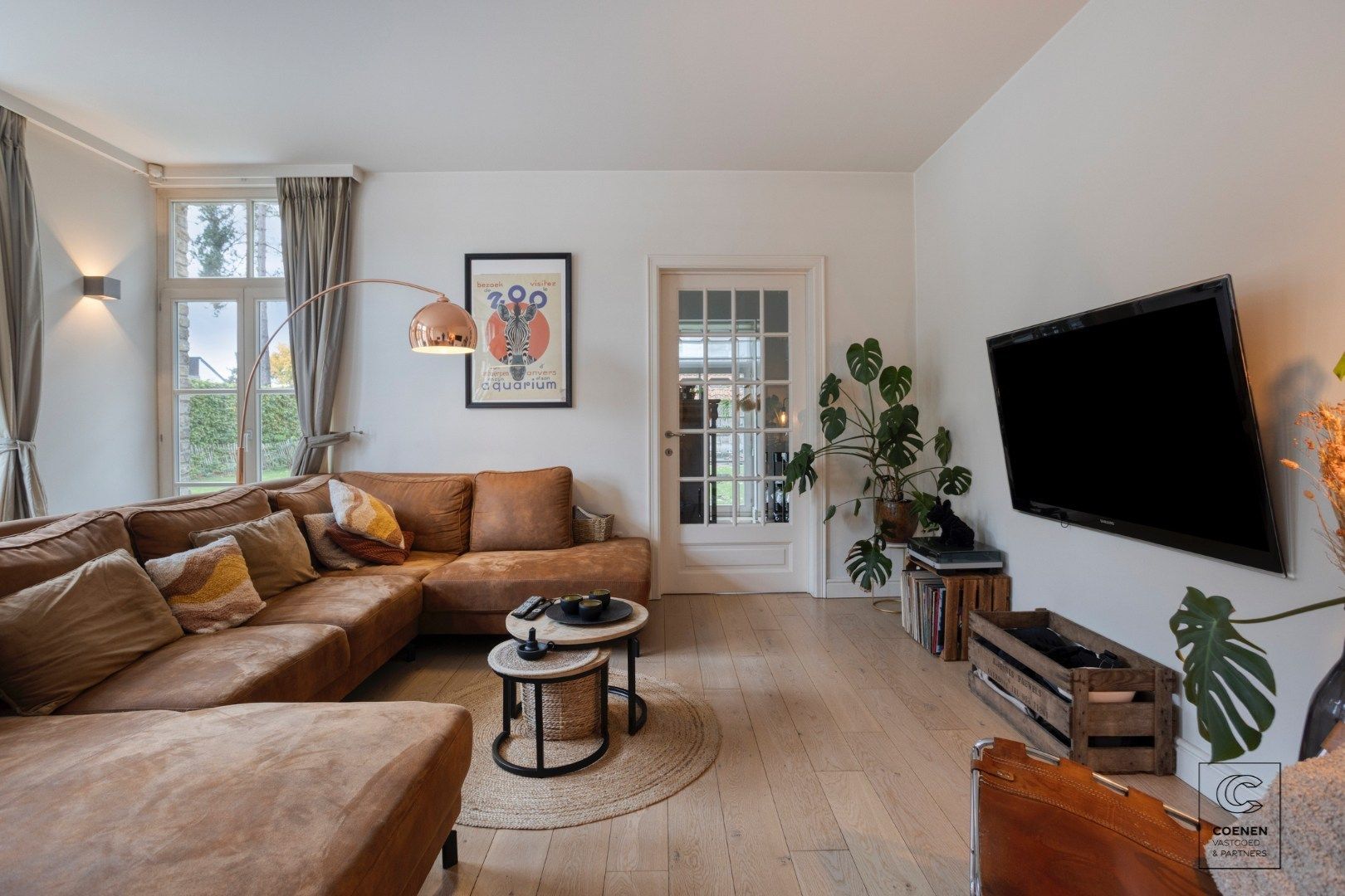 Prachtige woning met een bew. opp. van 302 m², 6 slpk, 3 bk en prachtige tuin met zwembad  foto 5