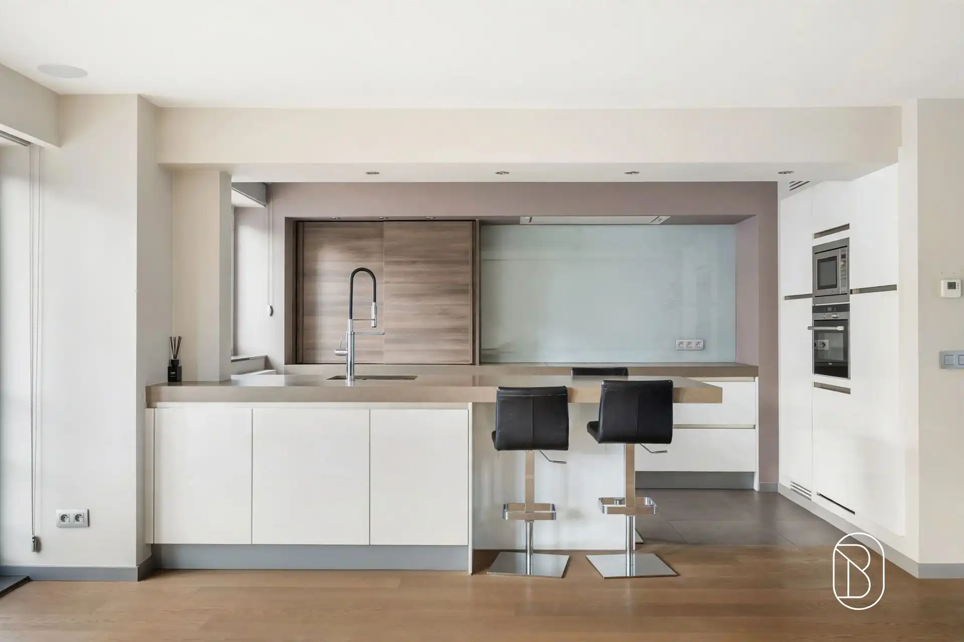 Topgelegen handelspand met kwalitatief duplex appartement foto 4