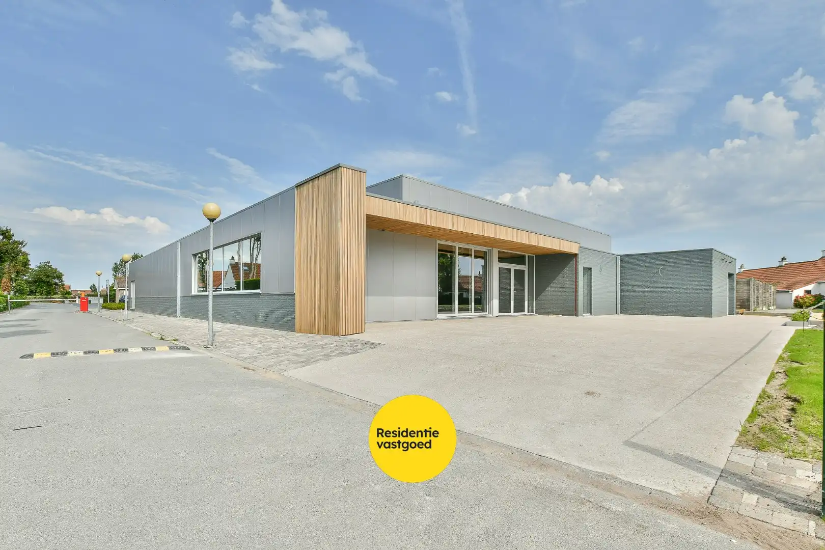 Unieke opportuniteit: horecazaak met 3 padelterreinen, terrassen en tuin te huur! foto 2