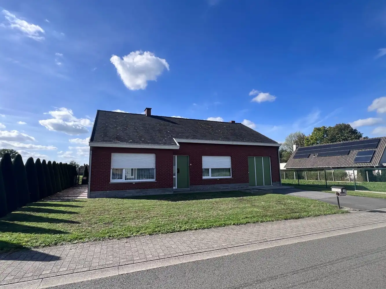 Rustig gelegen woning met 3 slaapkamers en garage. foto {{pictureIndex}}