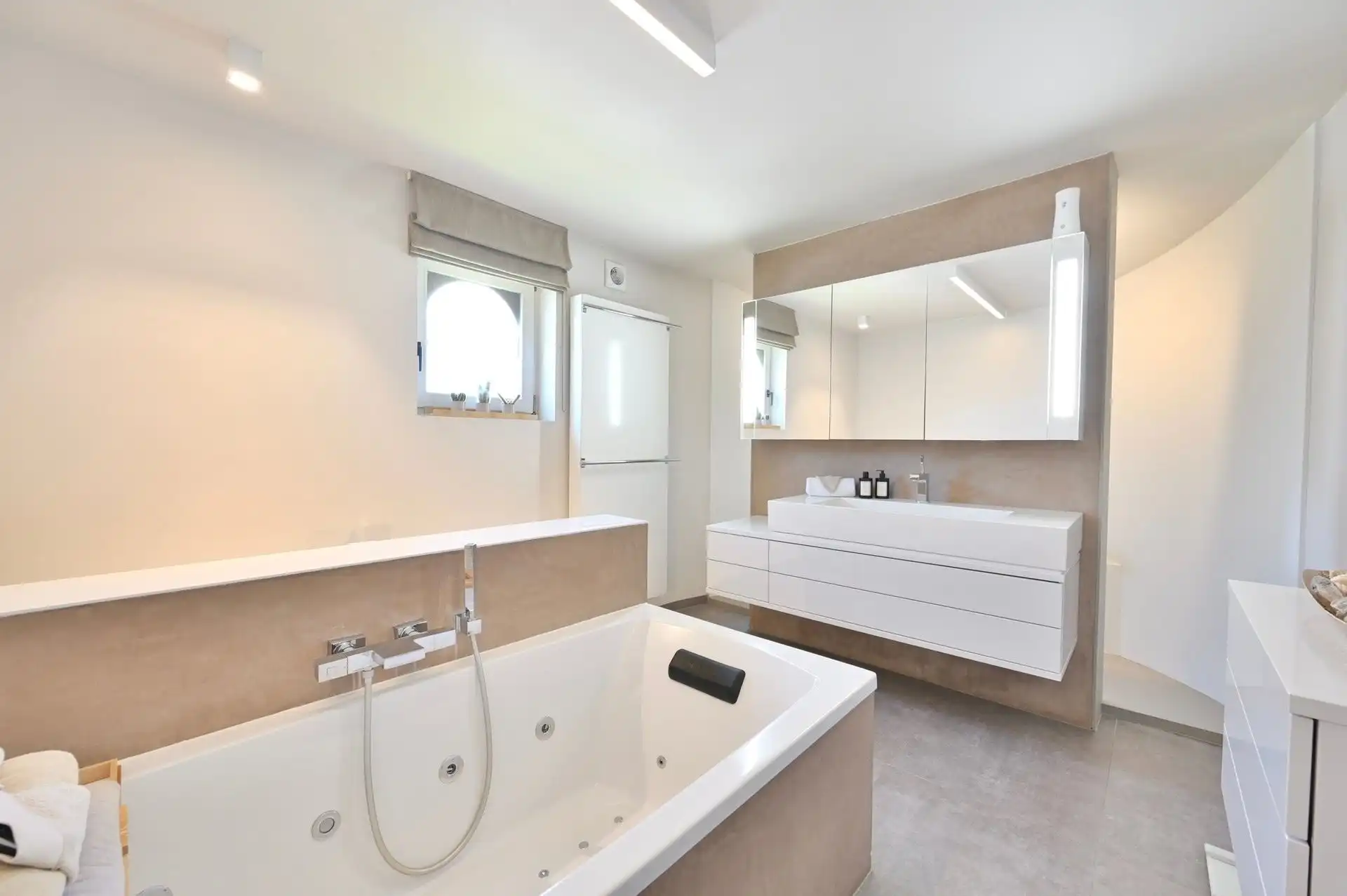 Prachtige Villa woning met 4 slaapkamers, nieuwe keuken en badkamer, dubbele garage met zuidgerichte tuin foto 9